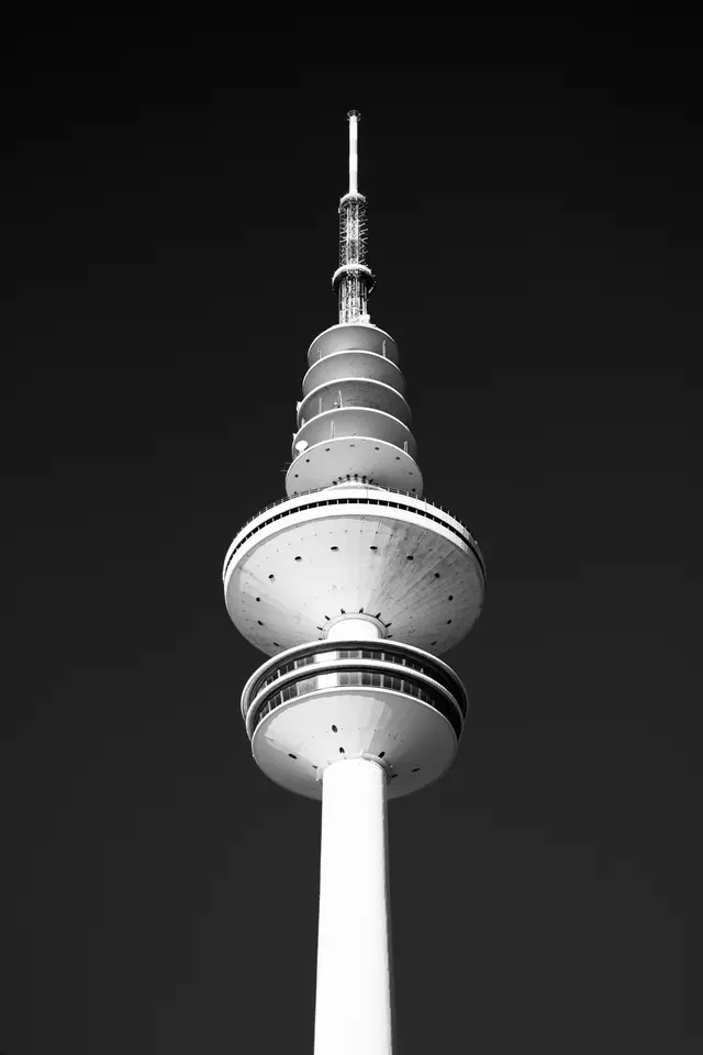 Hamburg's television tower from below against a black sky, in black and white